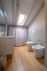 A bathroom at Tribunali suite de charme