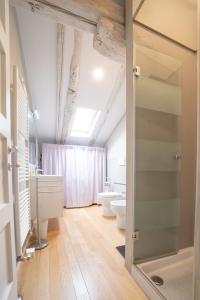A bathroom at Tribunali suite de charme