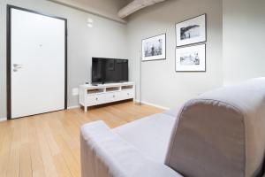 A television and/or entertainment centre at Tribunali suite de charme