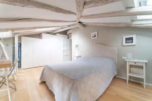 A bed or beds in a room at Tribunali suite de charme