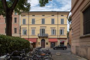 a group of bikes parked in front of a building at Tribunali suite de charme in Bologna