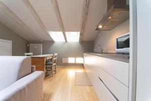 A kitchen or kitchenette at Tribunali suite de charme