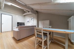 A television and/or entertainment centre at Tribunali suite de charme