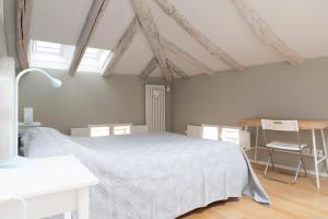 A bed or beds in a room at Tribunali suite de charme