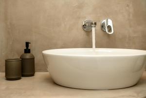 - un lavabo blanc avec robinet sur un comptoir dans l'établissement Araklos II, à Aegiali