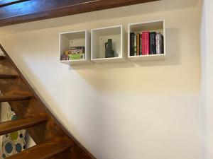 una escalera con armarios y libros blancos en Sova, en HoÅ¡Å¥ka