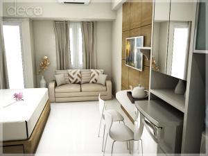 sala de estar con cama y sofá en Cosmy Tanglin Apartment en Surabaya