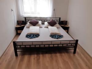Bett mit Kissen darauf in einem Zimmer in der Unterkunft Apartmán u Benkov in Lúčky