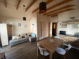 sala de estar con sofá y mesa en Kaszub en Borsk