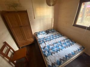 Kleines Zimmer mit einem Bett und einem Fenster in der Unterkunft Kaszub in Borsk