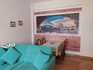 una sala de estar con un sofá y una mesa en Edel House Ostia, en Lido di Ostia