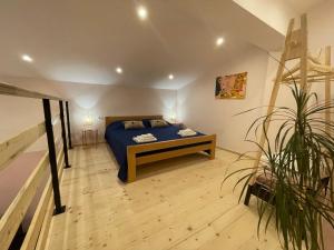 een slaapkamer met een bed en een potplant bij Stella Marina Deluxe Apartment in Poreč