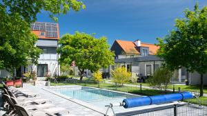 尼可薩茲的住宿－MEDUSA apartamenty i bungalowy，部分房屋前设有带蓝色水滑梯的游泳池