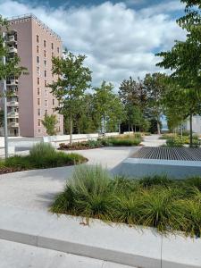 un parco con edifici e piante in una città di Family Sea Fun Apartment a Capodistria