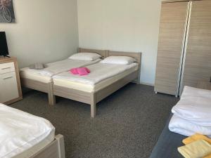 two beds in a room with twoperate beds sidx sidx at Villa Bartosz in Międzywodzie