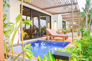 TOA Hotel & Spa Zanzibar内部或周边的泳池