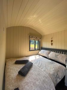 1 dormitorio con 1 cama en una habitación pequeña en Roosters Retreat, en Launceston