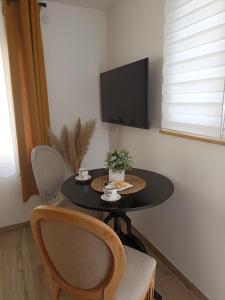 Pokój ze stołem z krzesłami i telewizorem w obiekcie La suite d'Arches w mieście Charleville-Mézières +16 zdjęć