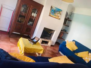 - un salon avec un canapé bleu et une cheminée dans l'établissement Lark Family, à Sesimbra