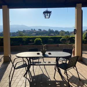 einen Tisch und Stühle auf einer Terrasse in der Unterkunft A casa di Tina in Mendicino