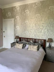uma cama com duas almofadas num quarto em Creity Hall Guest House em Doune