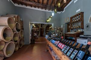 una tienda con un montón de botellas de vino en exhibición en Tenuta Il Corno Agriturismo, en San Casciano in Val di Pesa