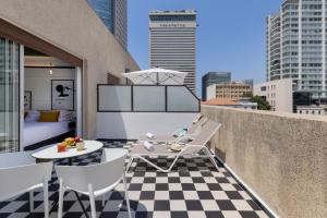 een balkon met een geruite vloer en een slaapkamer bij Theodor Brown Rothschild Tel-Aviv, a member of Brown Hotels in Tel Aviv