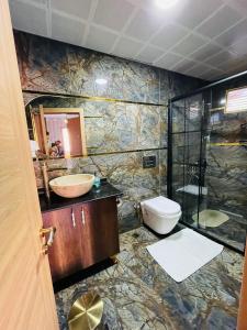 La salle de bains est pourvue de toilettes, d'un lavabo et d'une douche. dans l'établissement fafsuitehome, à Istanbul