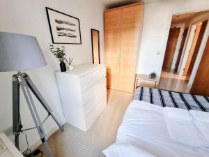 una camera con un letto e un treppiede accanto a un comò di Luxury City Centre Home With Free Secure Parking a Stalybridge