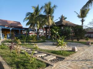 ein Resort mit Palmen und einem Gebäude in der Unterkunft Bohobé Naboty in Toliara