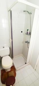 キオスにあるSpacious guesthouse with garden and seaviewのトイレとシャワー付きのバスルーム