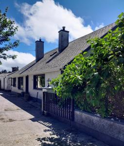 una casa blanca con una valla delante en Finner House, en Ballyshannon
