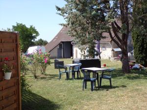 grupa stołów i krzeseł na dziedzińcu w obiekcie A la Belle Etoile w mieście Méry-sur-Cher