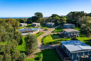 - une vue aérienne sur un parc avec des maisons et des arbres dans l'établissement Harmony at Tower Hill, à Koroit