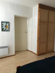 an empty room with a closet and a door at Les Platanes - Gaugain in Lamalou-les-Bains