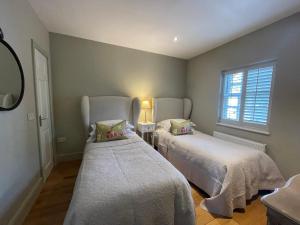 アバーガベニーにあるTy Llew Lodgeのベッドルーム1室(ベッド2台、窓付)