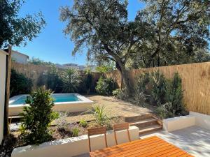 un patio trasero con piscina y valla en Magnifique villa avec piscine en Provence, en Bédarrides
