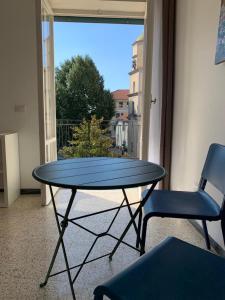 une table et une chaise dans une chambre avec fenêtre dans l'établissement Fantastica Agerola - Amalfi coast, à Agerola