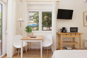 Televízia a/alebo spoločenská miestnosť v ubytovaní Aloe Apartments
