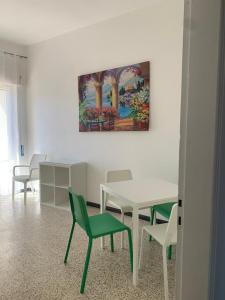 une chambre avec une table et des chaises ainsi qu'une peinture murale dans l'établissement Fantastica Agerola - Amalfi coast, à Agerola