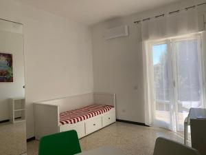 Cette chambre blanche dispose d'un lit et d'une fenêtre. dans l'établissement Fantastica Agerola - Amalfi coast, à Agerola