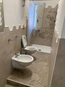 La salle de bains est pourvue de toilettes, d'un lavabo et d'une douche. dans l'établissement Fantastica Agerola - Amalfi coast, à Agerola