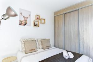 biała sypialnia z łóżkiem i oknem w obiekcie Casa Juturne 22, proximité Monaco w mieście Beausoleil