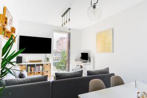 salon z kanapami i telewizorem z płaskim ekranem w obiekcie Casa Juturne 22, proximité Monaco w mieście Beausoleil