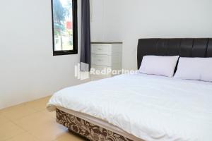 Ένα ή περισσότερα κρεβάτια σε δωμάτιο στο Sahabat Pantai Guest House Mitra RedDoorz