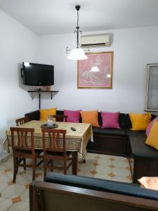 ein Wohnzimmer mit einem Sofa und einem Tisch in der Unterkunft Appartamento Due Camere Magna Graecia in Catanzaro