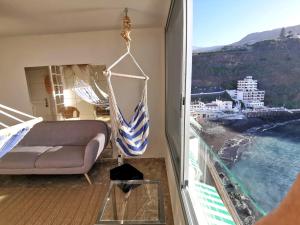 - un salon avec un canapé et une vue sur l'océan dans l'établissement Tenerife Stay Ocean front II, à Icod de los Vinos