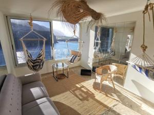 - un salon avec un canapé, des chaises et des fenêtres dans l'établissement Tenerife Stay Ocean front II, à Icod de los Vinos
