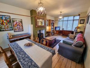 ein Wohnzimmer mit einem Esstisch und einem Sofa in der Unterkunft 3-bedroom house in Chorlton full of character in Manchester