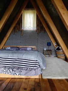 una camera da letto con letto in mansarda di Razele Trascaului a Rîmeţi